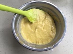 把蛋黄面糊拌匀