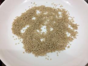 芝麻放在盘子中