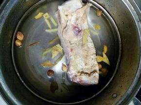 五花肉焯水去掉血水，放姜，香叶等大料煮至7成熟