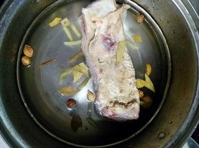 五花肉焯水去掉血水，放姜，香叶等大料煮至7成熟