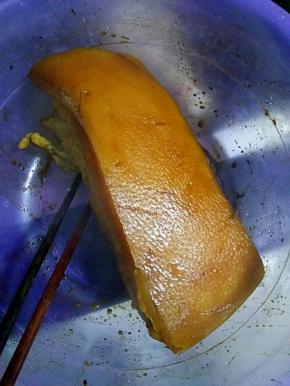 捞起肉块沥干水分，均匀抹上老抽，静止30分钟