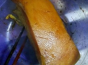 捞起肉块沥干水分，均匀抹上老抽，静止30分钟