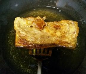 把肉块放入4,5.成热油锅