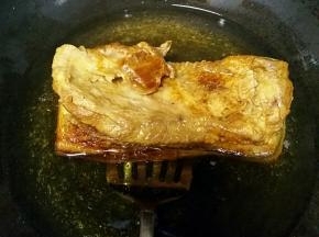 把肉块放入4,5.成热油锅