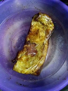 炸至肉皮微焦起小疙瘩捞出浸泡冷水中，冷却后切片