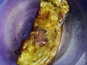 炸至肉皮微焦起小疙瘩捞出浸泡冷水中，冷却后切片