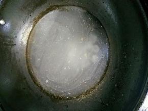 少许肉汤放入冰糖