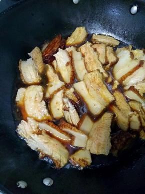 再加入肉汤，老抽，盐，胡椒粉煮10分钟左右关火焖2小时以上