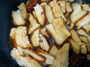 再加入肉汤，老抽，盐，胡椒粉煮10分钟左右关火焖2小时以上