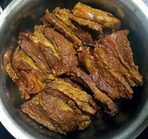 肉皮朝下放在碗中