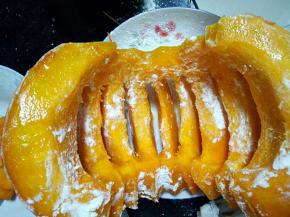 刷一层蛋液抹上面粉