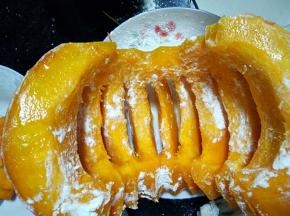 刷一层蛋液抹上面粉