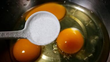 鸡蛋打在大碗里 加适量盐 打散