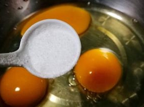鸡蛋打在大碗里 加适量盐 打散