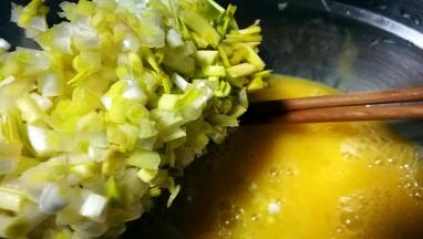 加入蒜黄碎 搅拌均匀