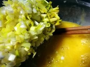 加入蒜黄碎 搅拌均匀