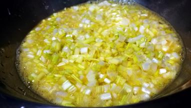 锅中油热 倒入蒜黄蛋液