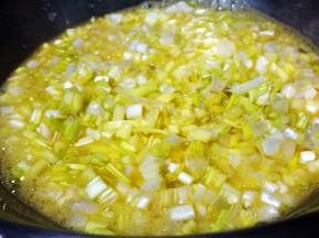 锅中油热 倒入蒜黄蛋液