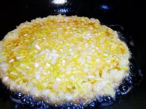 锅中油热 倒入蒜黄蛋液