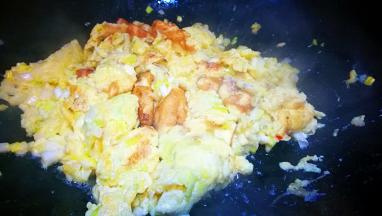 鸡蛋液凝固 添加适量清水煮开 如果咸度不够再加入适量盐