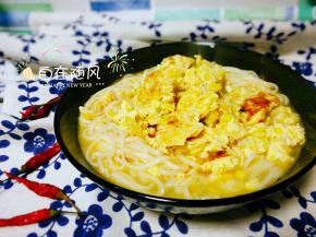 浇上蒜黄鸡蛋卤  淋上香油 吃起来喽