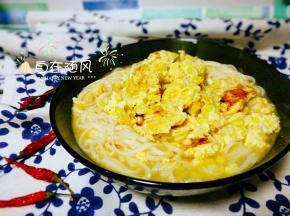浇上蒜黄鸡蛋卤  淋上香油 吃起来喽