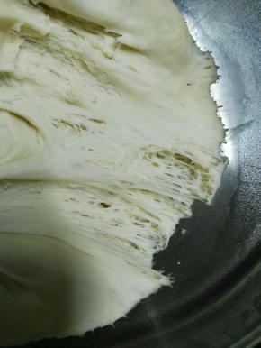 发至2.5至3倍大即可，检查中种面团发酵情况，扒开面团内部呈蜂窝状