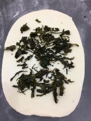 在上而撒上紫菜，上部留一块