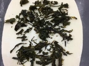 在上而撒上紫菜，上部留一块