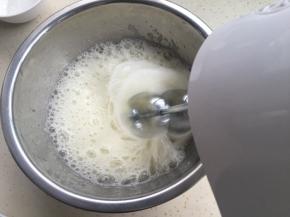 蛋清开始打发，打发到鱼眼泡时加入1/3细砂糖。