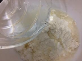面粉中倒入剩下的水和匀