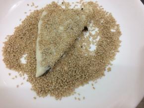 放入盘中，均匀的沾上芝麻