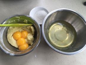 蛋清放入干净的打蛋盆，蛋黄放入面糊里。