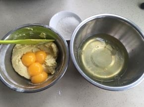 蛋清放入干净的打蛋盆，蛋黄放入面糊里。