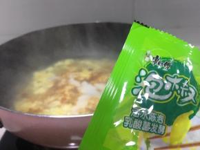 将康师傅方便面调味泡椒调味包放入