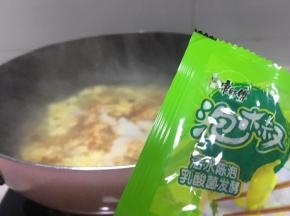 将康师傅方便面调味泡椒调味包放入