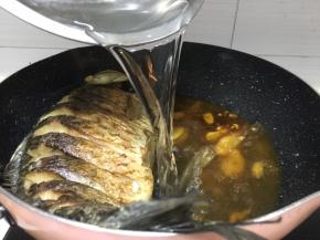 准备一碗清水倒入锅中