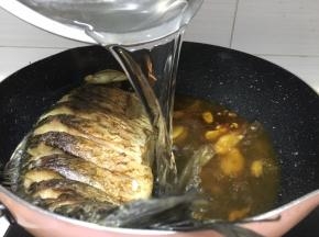 准备一碗清水倒入锅中