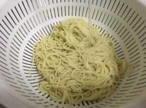 将面条捞出用冷水冲洗一下沥干水分用碗装起来