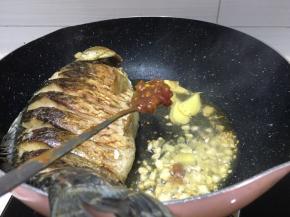 小火加入一勺豆瓣酱调味