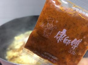 小火放入康师傅油包