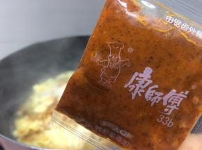 小火放入康师傅油包
