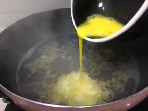 将鸡蛋打散，快速倒入锅中，用筷子在锅里快速搅拌