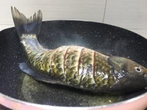 锅里放油烧热加入一勺盐，将鱼放入