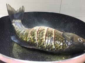 锅里放油烧热加入一勺盐，将鱼放入