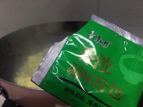 放入康师傅调味粉包进行调味