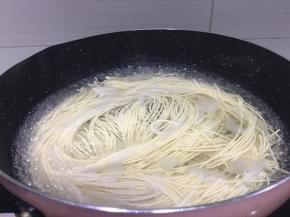 锅里放水，煮开后下面条，中火煮开加入一次冷水煮开