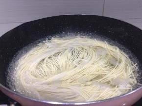 锅里放水，煮开后下面条，中火煮开加入一次冷水煮开