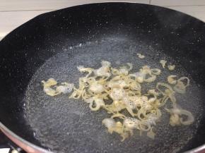 锅里放适量水，我们凯做汤底，将干贝边放入煮开