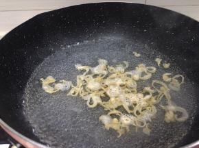 锅里放适量水，我们凯做汤底，将干贝边放入煮开